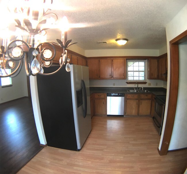 Building Photo - 1619 Village Dr