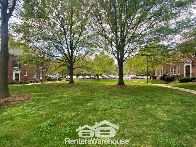 Building Photo - Simply Beautiful, Spacious 2 Bd/1Bth Condo on 50 acres of parklike setting w/ winding paths!