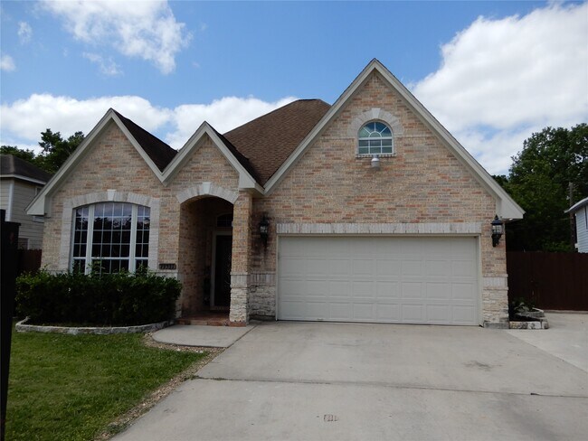 Foto del edificio - 13531 Russ Dr