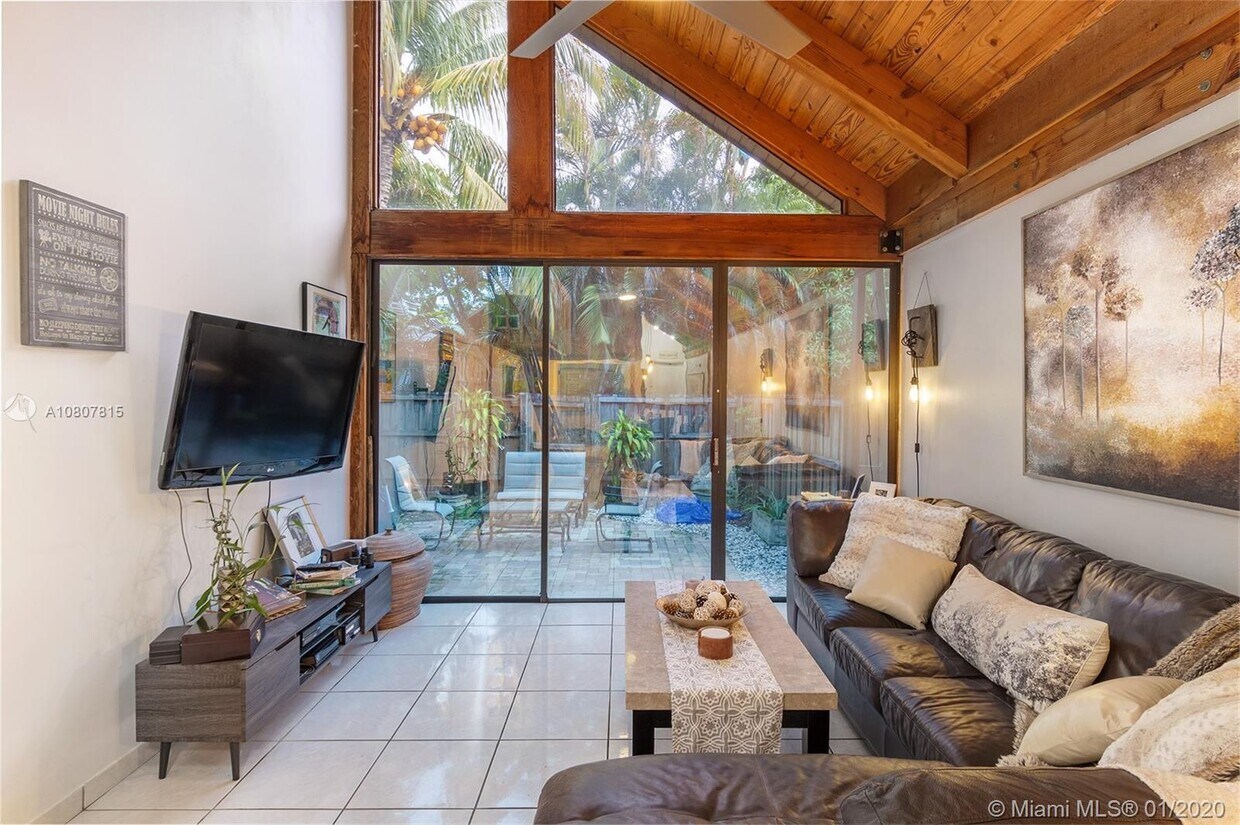 Foto principal - 497 N University Dr