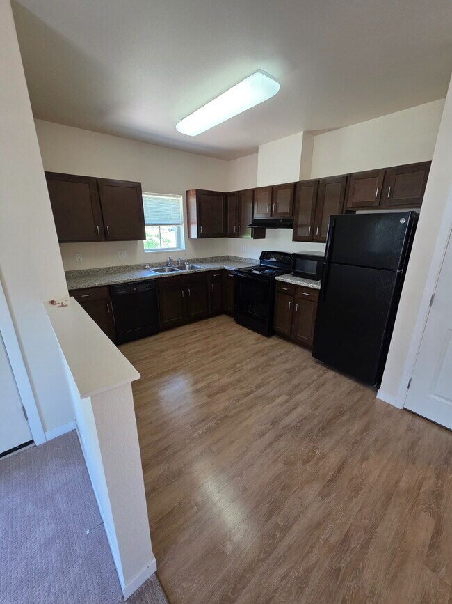 Foto del edificio - 2 Bedroom | 1 Bathroom 2nd Floor Apartment...