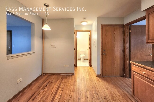 Building Photo - Spacious 1bed/1bath with Heat included, Ha...