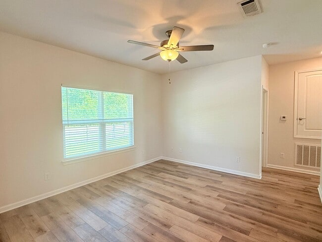 Building Photo - Charming 2 Bed/2 Bath Duplex