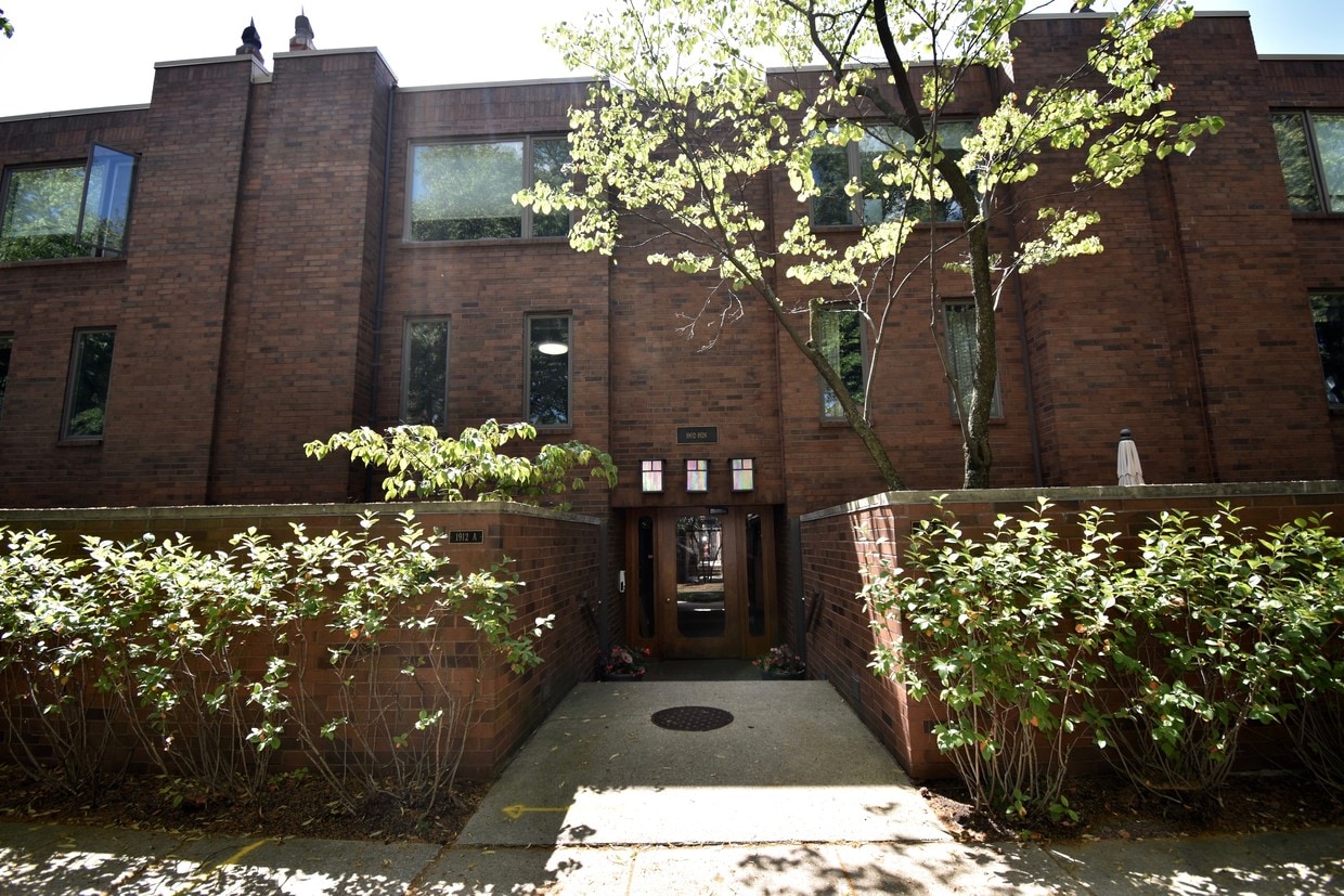 1904 N Mohawk St, Chicago, IL 60614 Condo for Rent in Chicago, IL