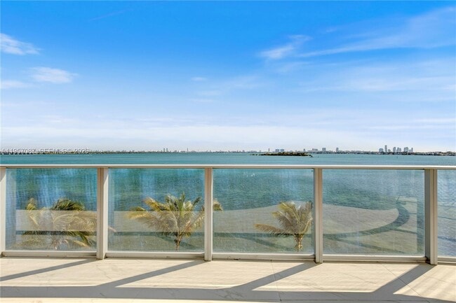 Building Photo - 700 NE 24th St