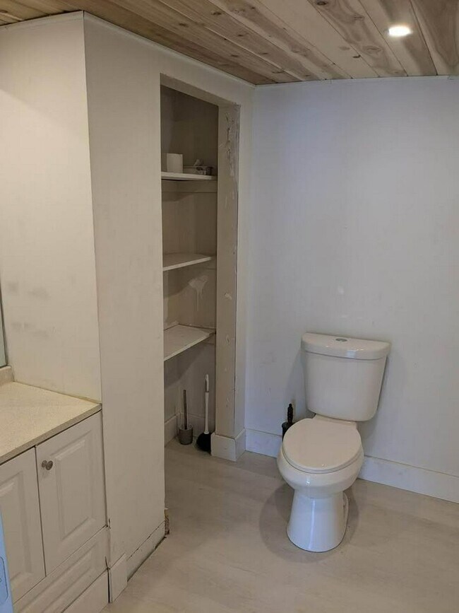 Foto del edificio - 605 NE 27th St