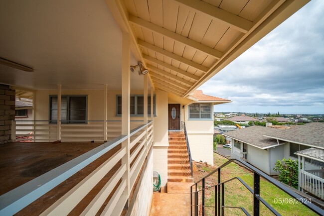 Foto del edificio - 3 Bed 1.5 Bath Single Family Home in Aiea ...