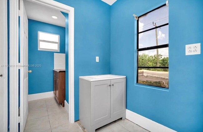 Building Photo - 613 Sharar Ave