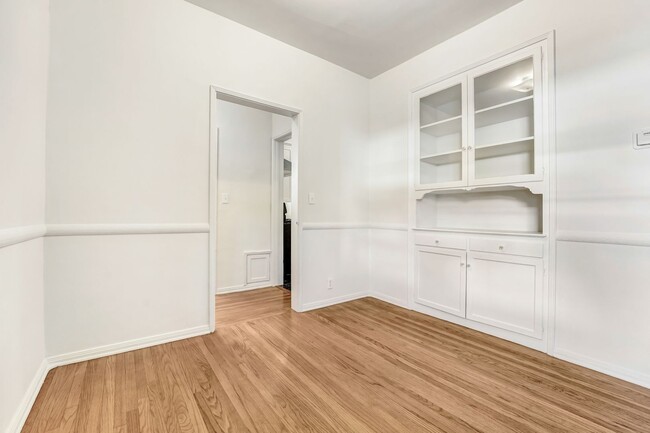 Foto del edificio - Spacious & Character-Filled 1 Bedroom in Prime Los Feliz – Parking & In-Unit Laundry