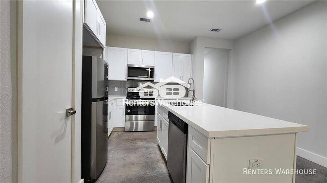 Building Photo - Modern, stylish 3 story condo with a priva...