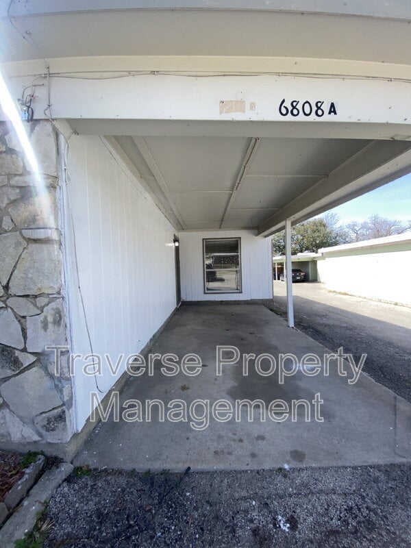 Foto del edificio - 6808 Trail Lake Dr