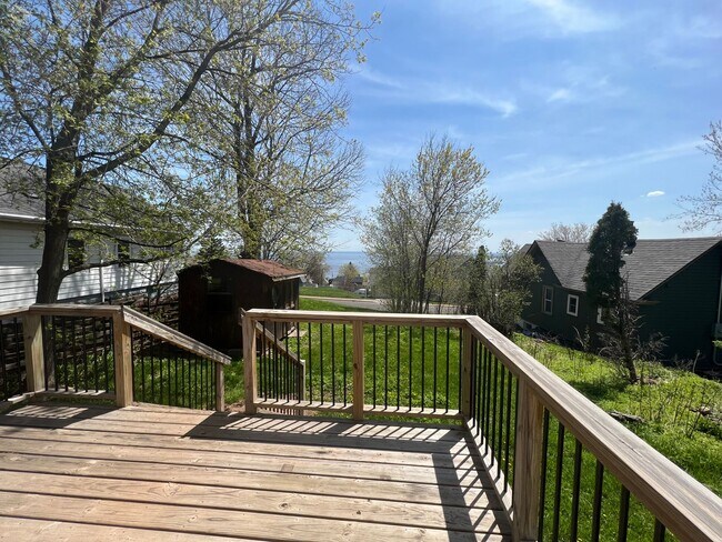 Foto del edificio - AVAILABLE JUNE - 3 Bed 1 Bath w/ Great View