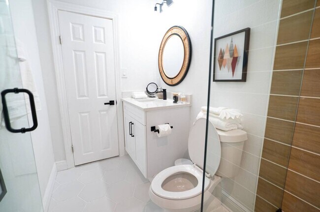 Building Photo - Homey Cozy Newly Renovated Stylish & chic