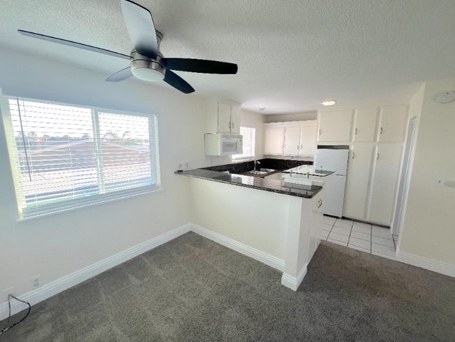 Photo - 931 W 19th St Apartment