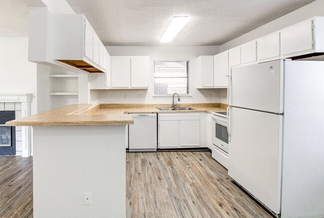 Foto del edificio - 2900 Jadewood Ct