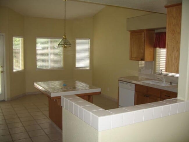 Building Photo - N.E. Fresno Newer Home, 3 car Garage, Like...