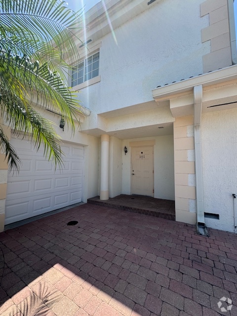 Building Photo - 524 7th Square SW