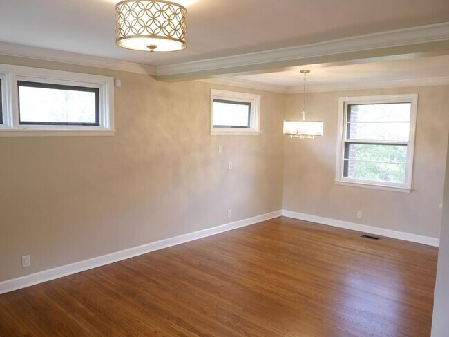 Building Photo - 4820 Lynn Dr