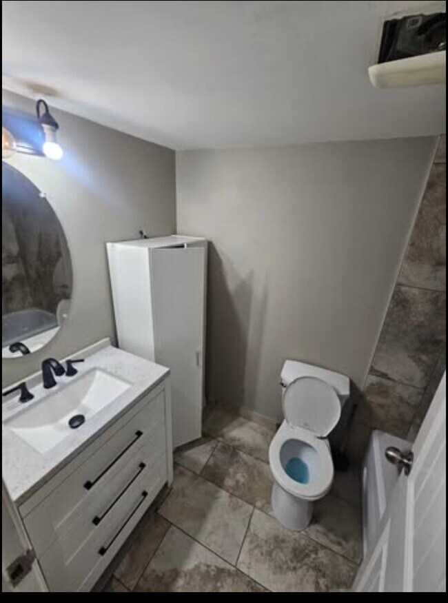 Building Photo - Unit For Rent