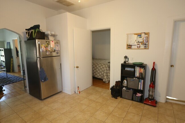 Foto del edificio - 3045 N Racine Ave