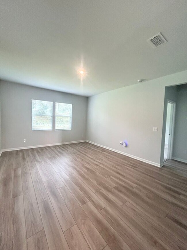 Foto del edificio - ONE STORY LIVING IN BLYTHEWOOD'S GRAND ARBOR