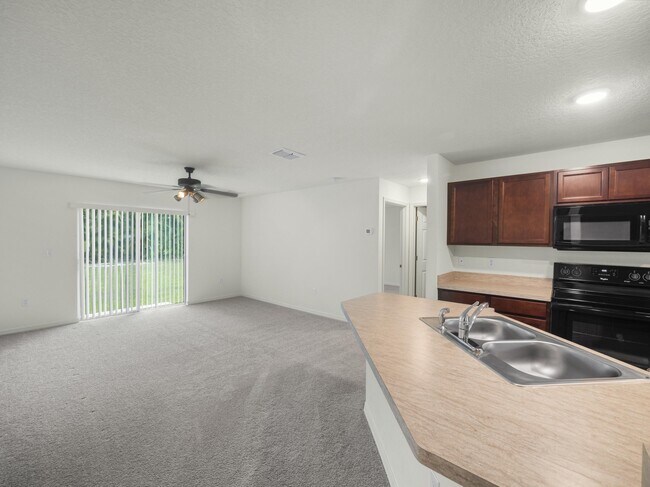 Building Photo - 544 SE Whitmore Dr