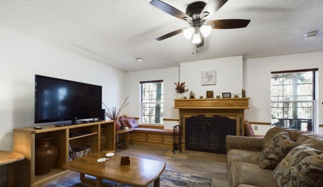 Foto del edificio - Two Bedroom, Two Bath Home With Updates
