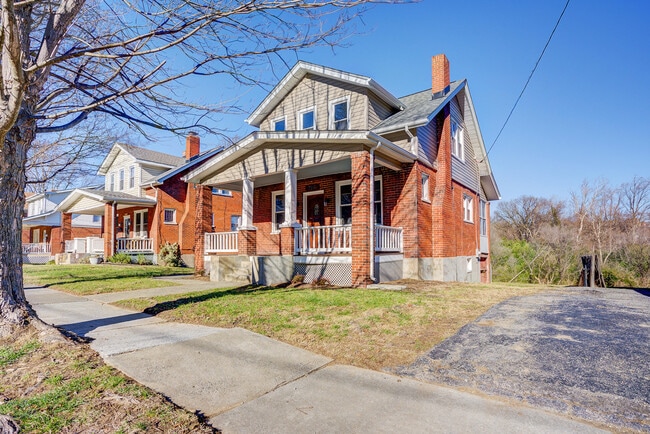 Building Photo - 750 Arbutus Ave SE