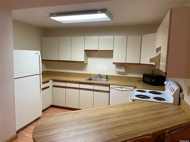 Building Photo - 27 Greenmeadow Dr