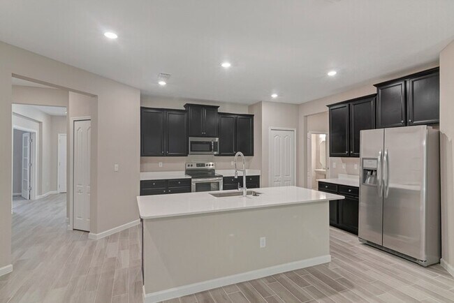 Building Photo - 4 bedroom in a great location