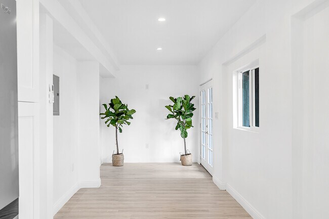 Foto del edificio - 1040 N Crescent Heights Blvd