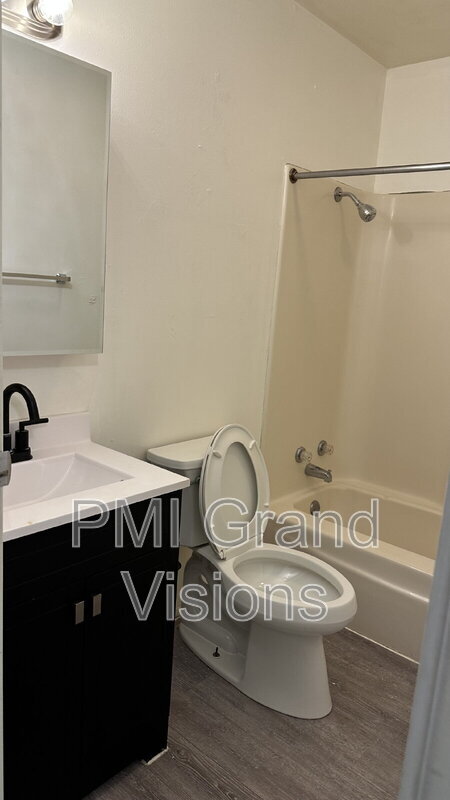 Building Photo - 1616 University Dr