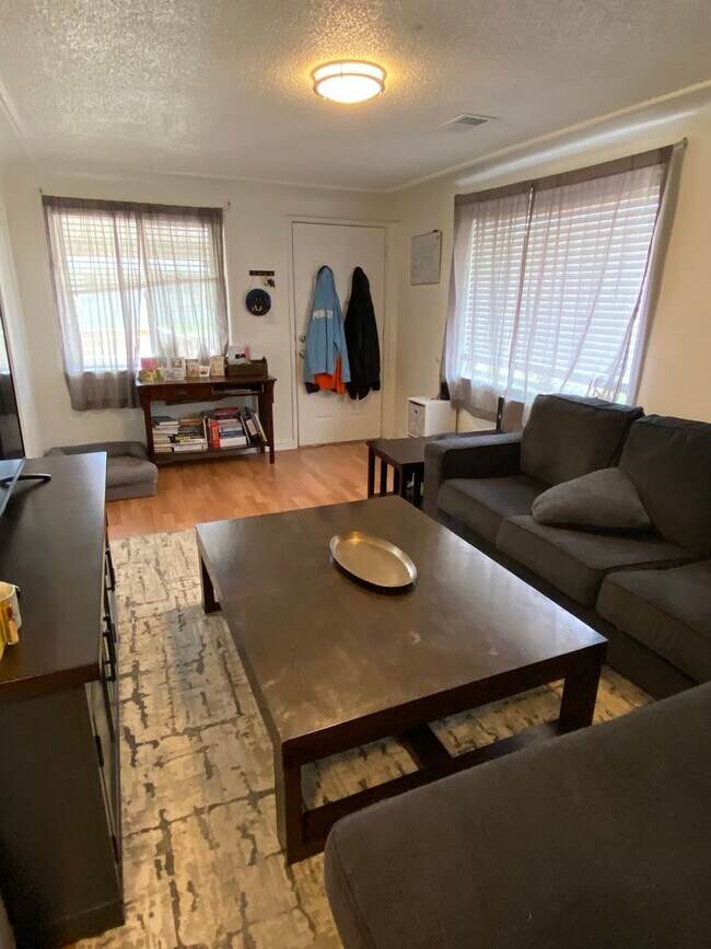 Foto del edificio - Cute & Cozy Two Bedroom in Westwood!