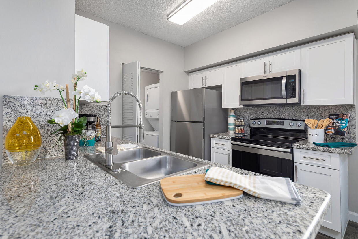 1BR, 1BA - 963SF - Kitchen - Nova Central