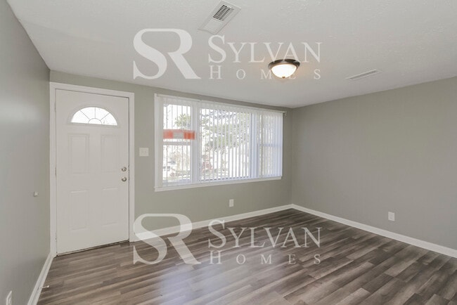 Foto del edificio - Do not miss out on this charming home
