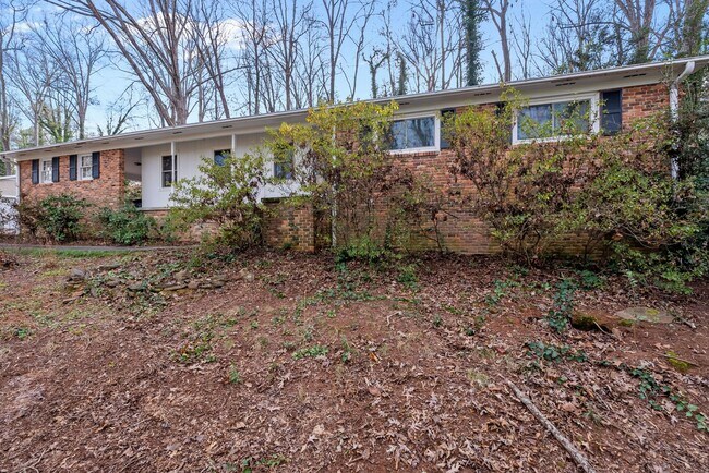 Foto del edificio - Charming 3-bedroom, 2-bath traditional home situated less than two miles from Clemson University!