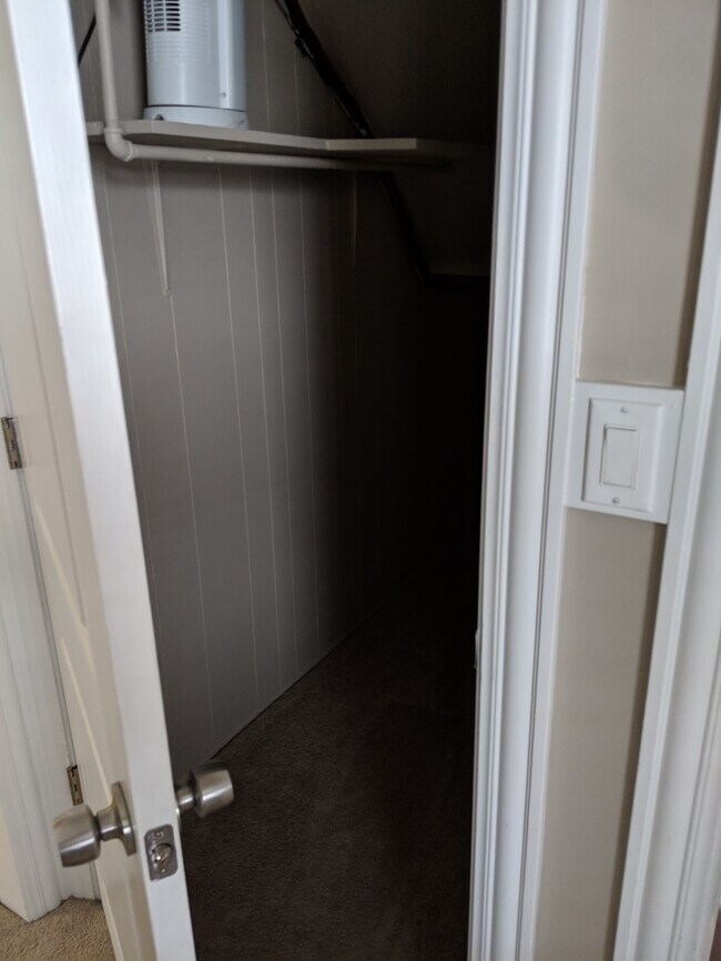 Walk-in closet Bedroom 3 - 4810 W Ainslie St