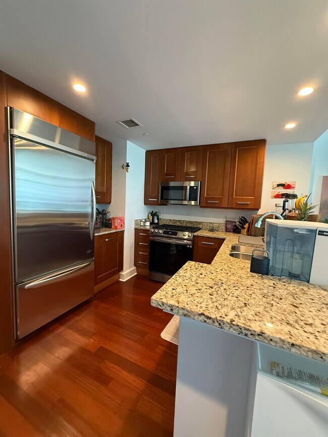Foto del edificio - 8100 River Rd