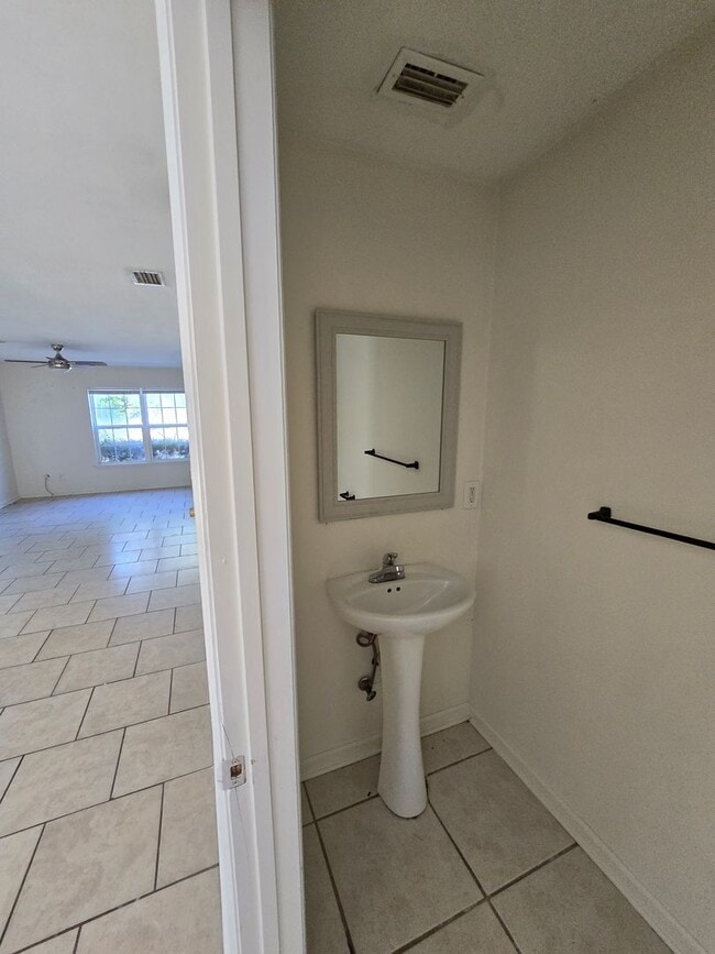 Building Photo - P735