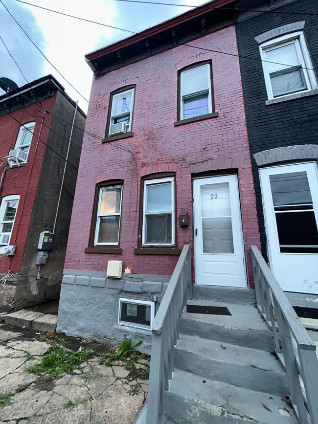 Building Photo - 23 Meade St