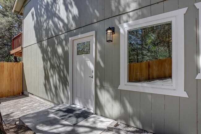 Foto del edificio - Fully Remodeled 2 Bedroom Westside ADU on NW Portland Ave - River West Neighborhood