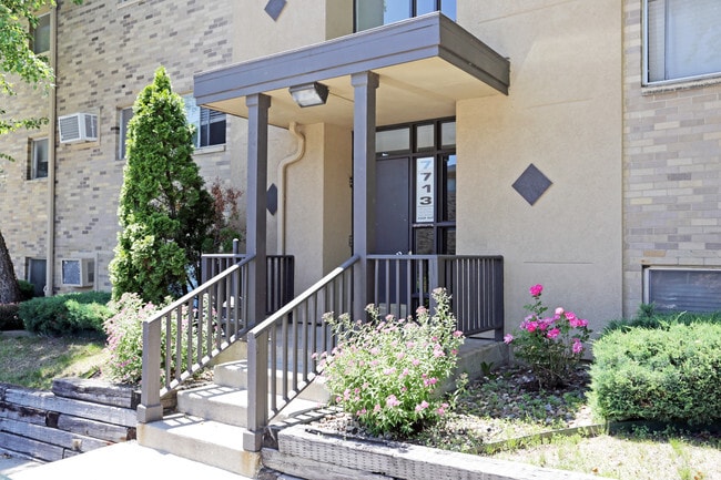 Building - Urban Green Apartments - Urbandale