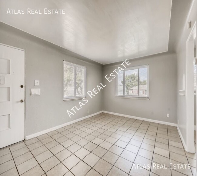 Building Photo - Beautiful 2 bedroom one bath apartment. Av...