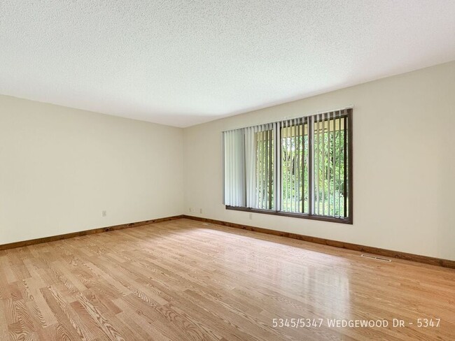 Building Photo - 5345/5347 Wedgewood Dr-5347