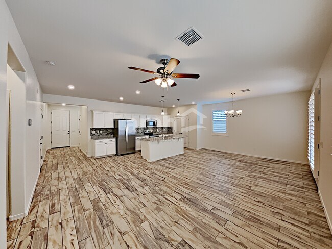 Foto del edificio - 16657 W Jenan Dr