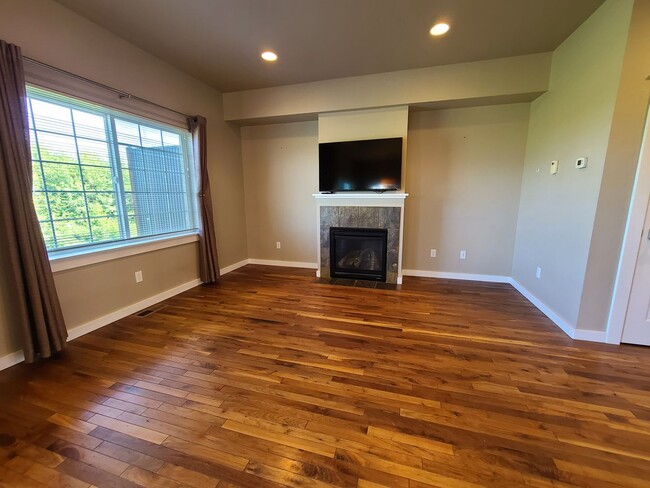 Building Photo - Beautiful 3 Bed 2.5 Bath Town house with A...