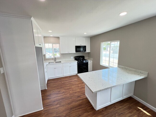Building Photo - Extensively Remodeled 3 Bed 2 Bath Garden ...