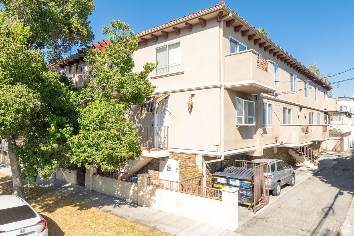 Alternar - 4904 Laurel Canyon Blvd