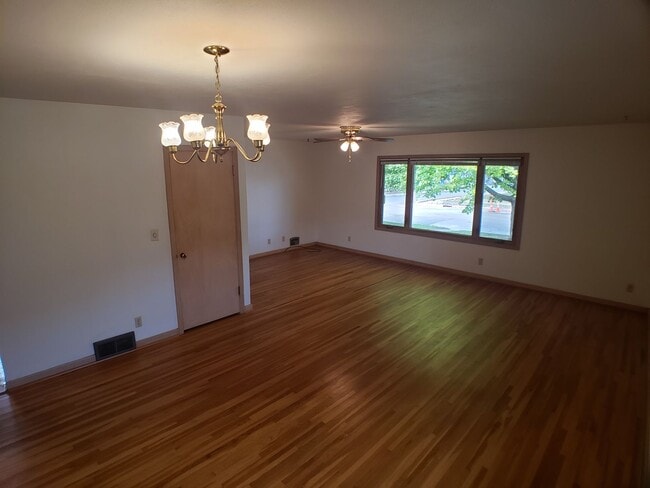 Building Photo - 3+ Bedroom 2 Bath Single Family House in O...