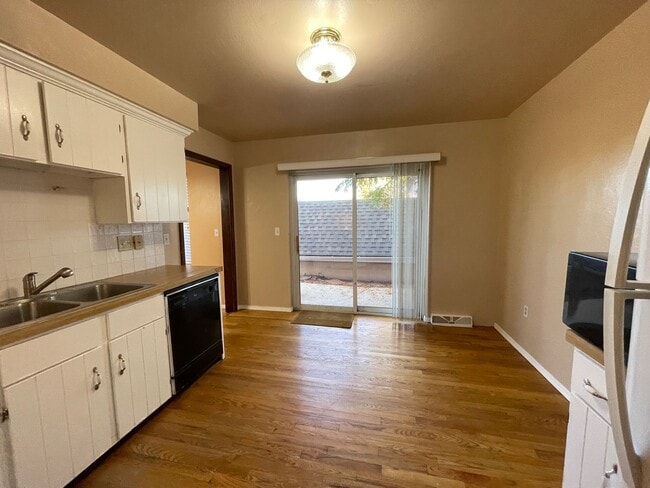 Foto del edificio - Spacious 4-Bedroom Home with Finished Base...